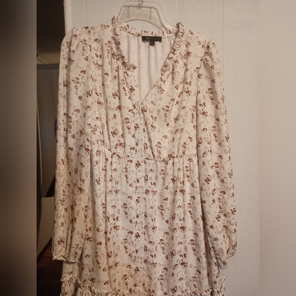 Floral Cream Dress Medium polyester Dress - Picture 6 of 9
